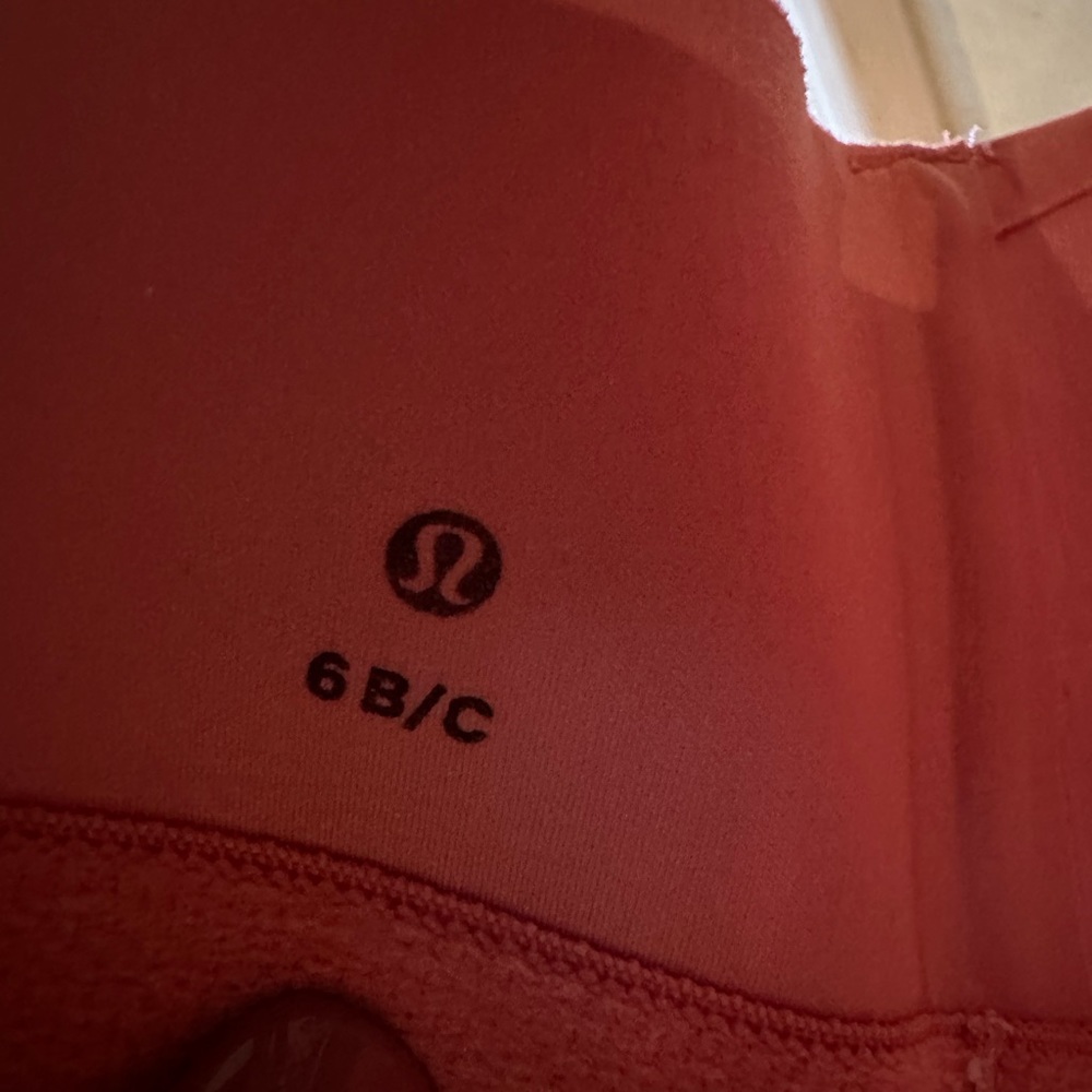 Lululemon Sports Bra- criss cross back - Picture 5 of 5
